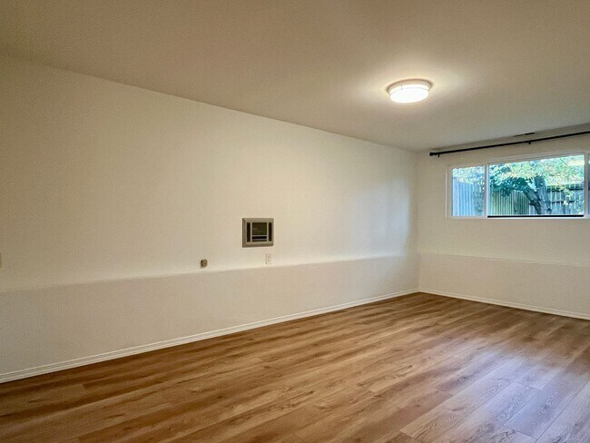 Building Photo - Charming 3BR/2BA Home in Prime Northeast S...