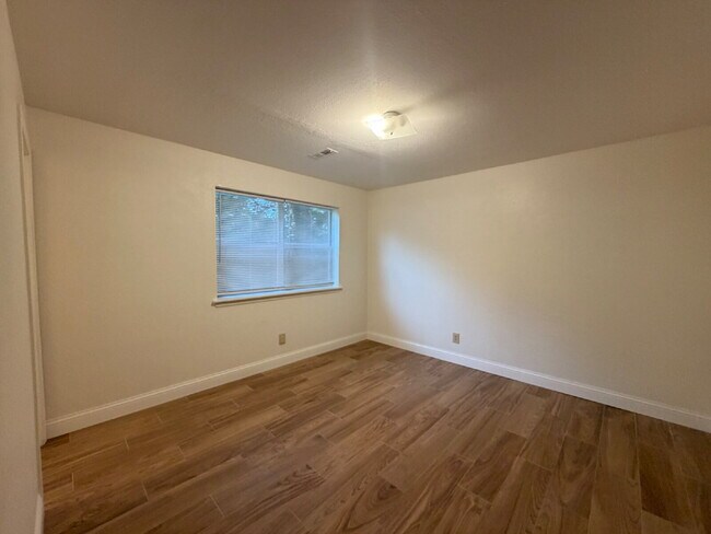 Building Photo - Last 2BR unit at Green Oaks