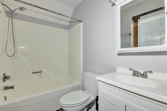 Building Photo - 3 Bedroom Cape in Brandermill!
