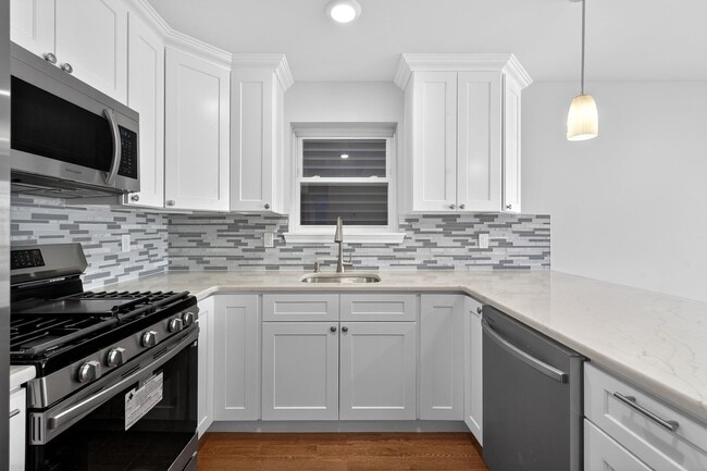 Building Photo - 40 E 5th St