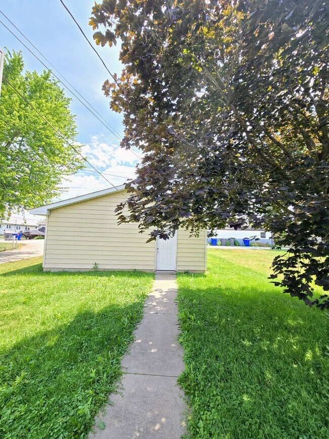 Building Photo - 2 bedroom 1 bath