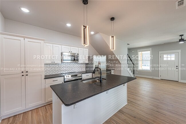 Building Photo - 1030 S Laramie Hts