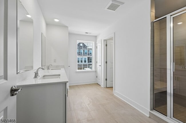 Building Photo - 52 Eastwood Ter