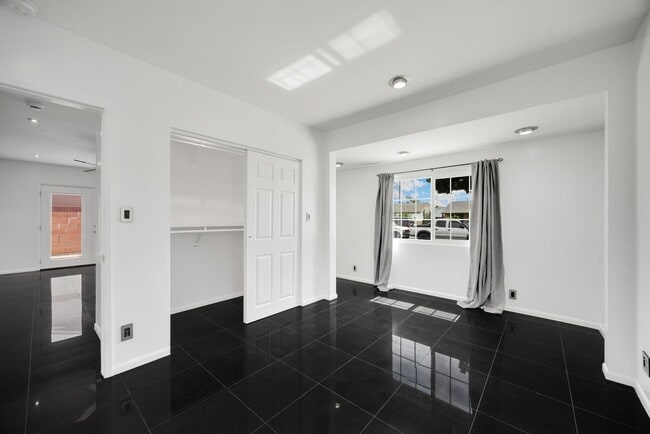 Building Photo - Adorable 2 Bed / 1 Bath