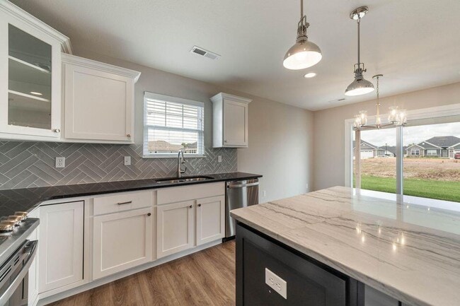 Building Photo - 4825 Kenora Dr