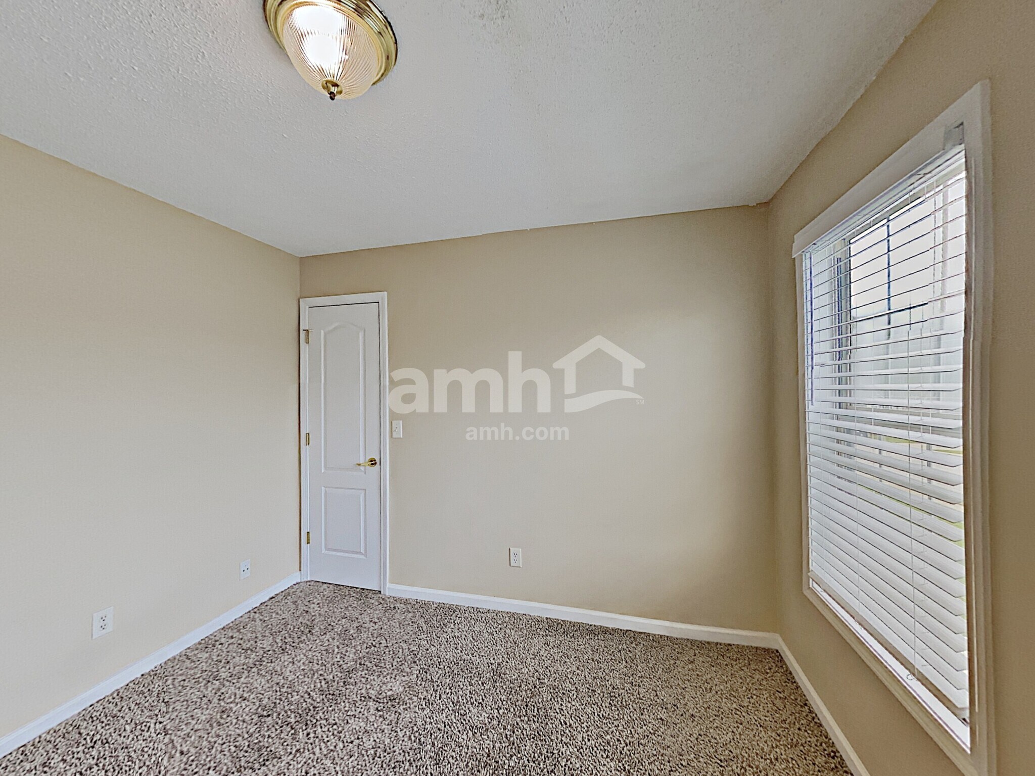 Building Photo - 1319 Vine Cir
