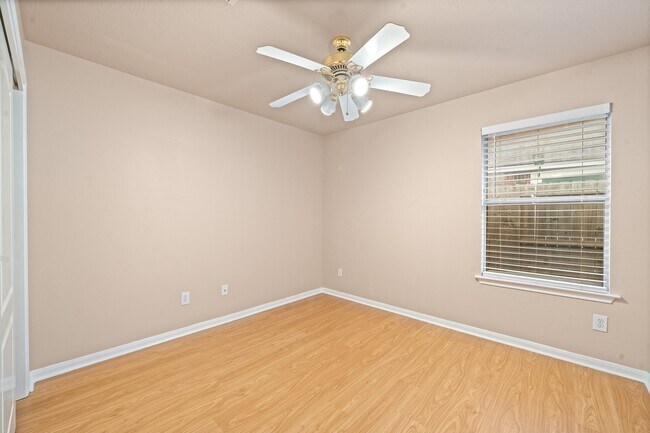 Building Photo - 10315 Kennewick Dr