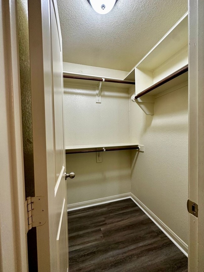Building Photo - 4 Bd / 4.5 Ba Townhouse Minutes from Baylo...
