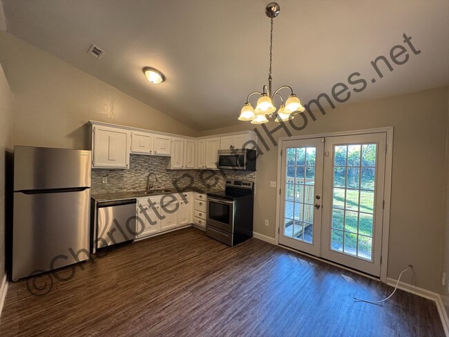 Building Photo - Charming 3 bedroom 2 bath home in east Cha...
