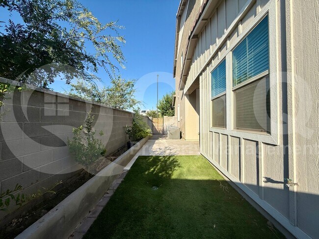 Building Photo - 1086 S Vine St