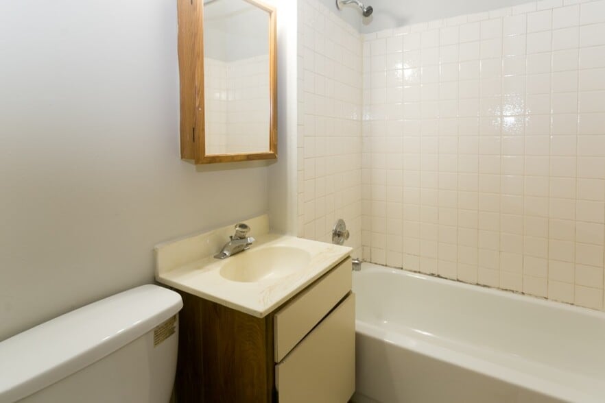 Building Photo - 826 W Cornelia Ave