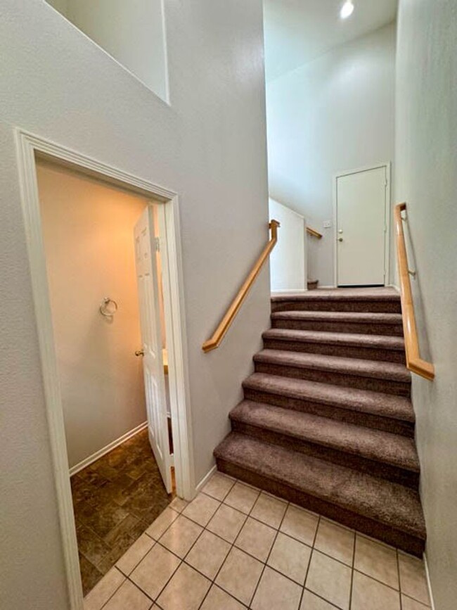 Building Photo - 3 bedroom Murrieta Condo in the gated Will...