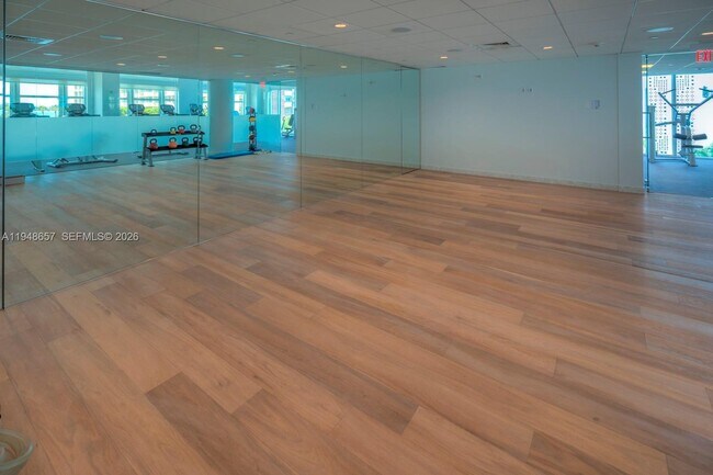 Building Photo - 2020 N Bayshore Dr