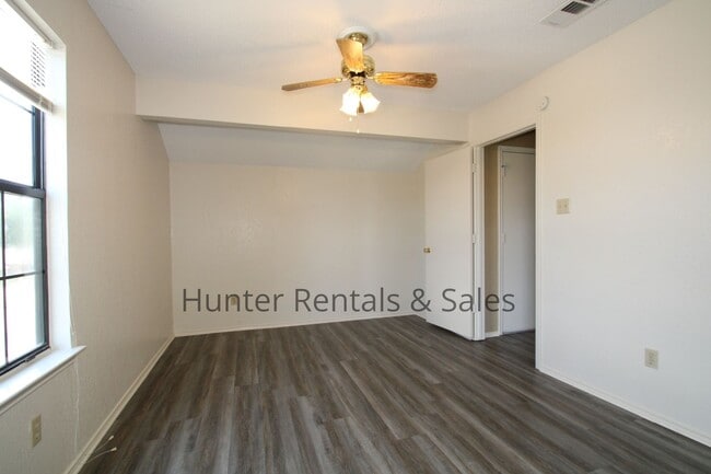 Building Photo - Two-Story Living!