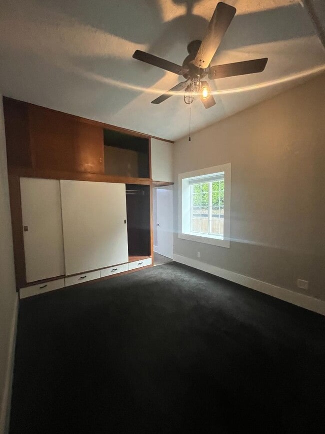 Building Photo - 122 SE Harlow Ave