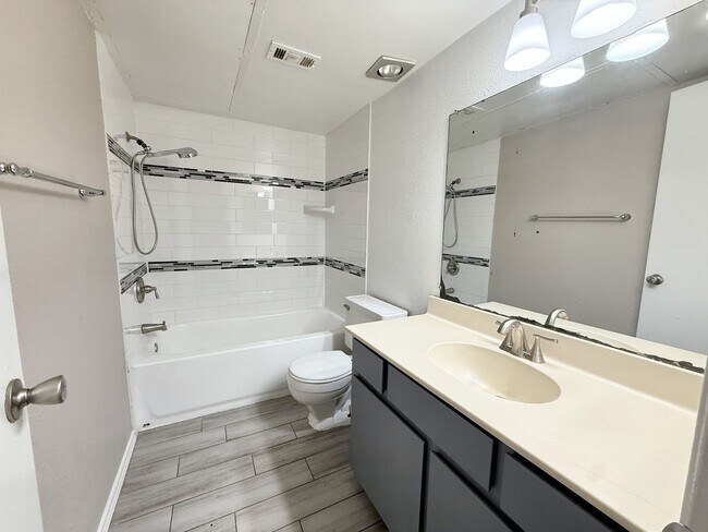 Building Photo - 2625 Santiago Cir