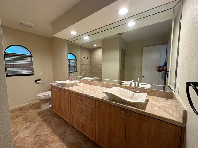 Building Photo - Tranquil Lakefront Living in the Heart of ...