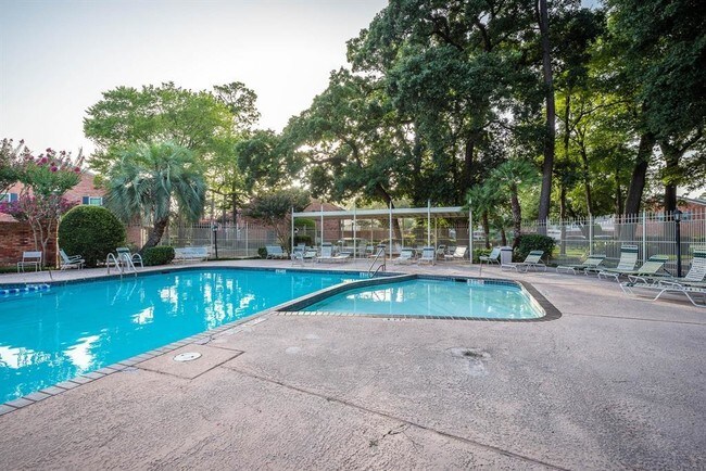Building Photo - 402 Bendwood Dr