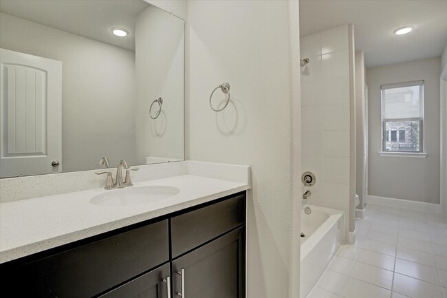 Building Photo - 909 Rhode Pl