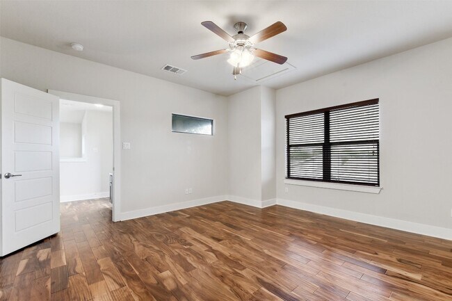 Building Photo - 1504 Lorraine Loop