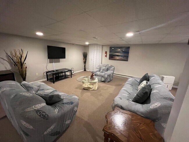 Building Photo - Large 1 bedroom basement apartment in beau...