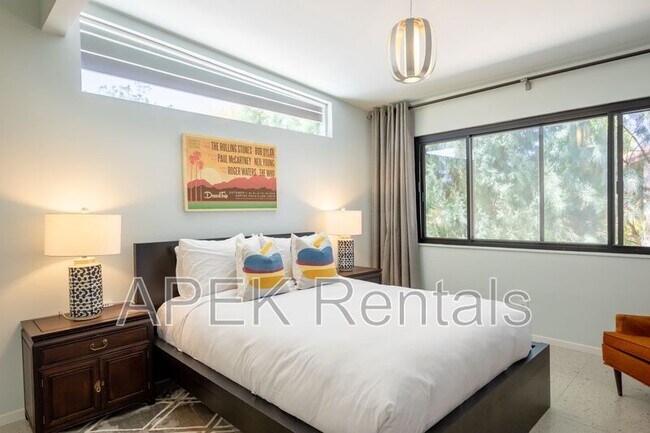 Building Photo - 2204 W Acacia Rd