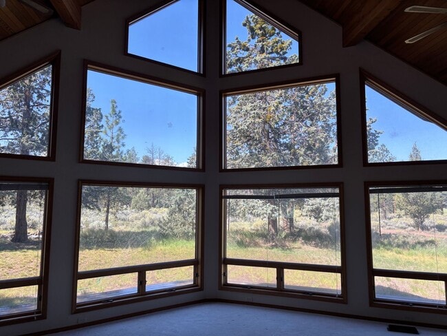 Building Photo - Spacious 3-Bedroom Home on 12 Private Acres between Bend and Sisters!