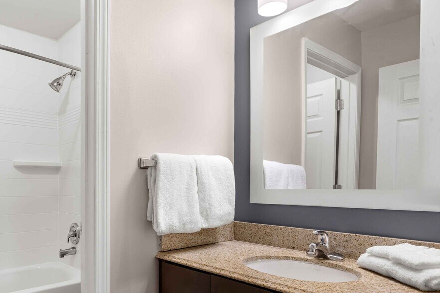 Building Photo - Furnished Studio-Fenton