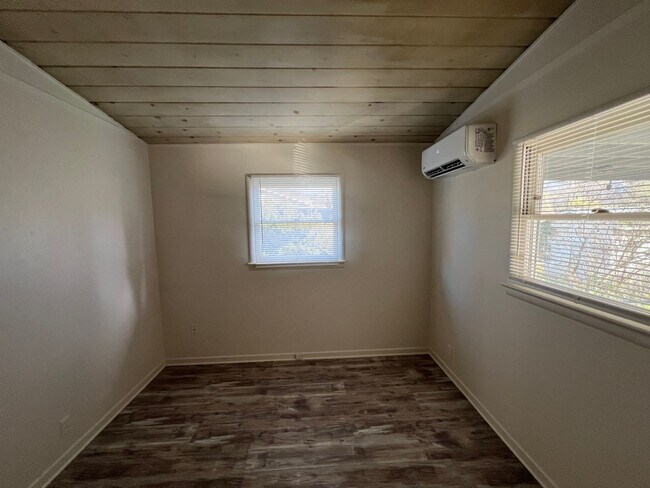 Building Photo - 4268-3t - 465/467 NE Baker