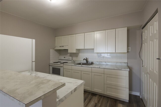 Building Photo - 4770 Kings Dr