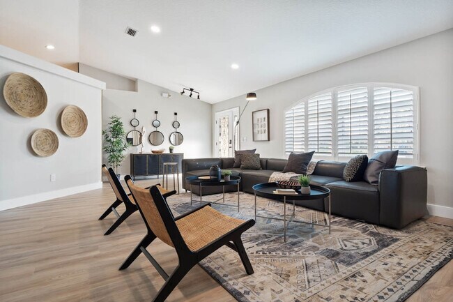 Building Photo - 6 Clinton Ct N