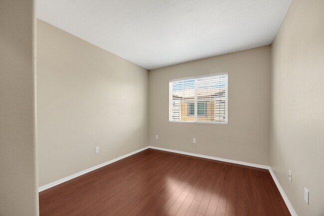 Building Photo - Charming 3-bedroom, 3-bathroom Condo