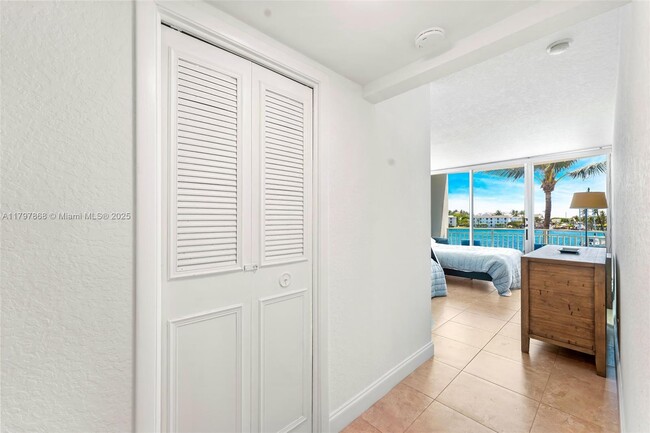 Building Photo - 2508 Bay Dr