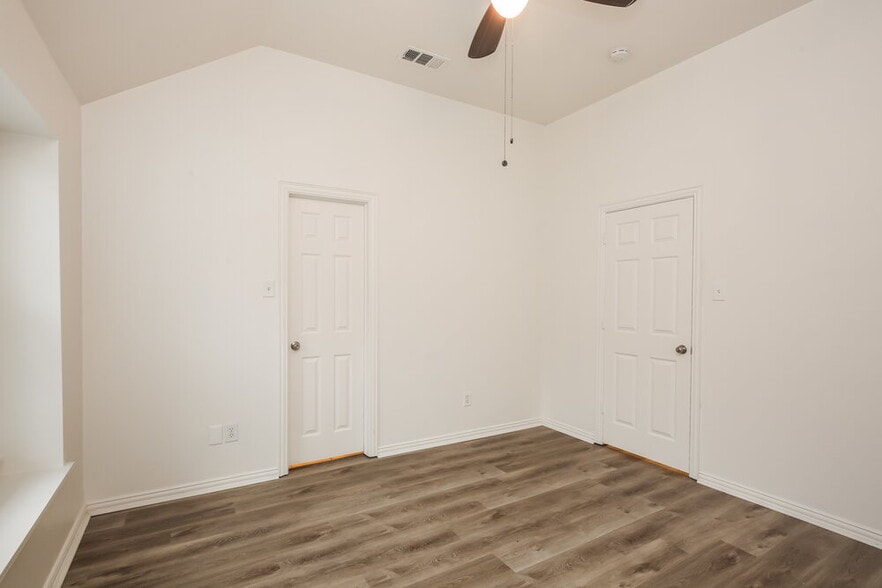 Building Photo - 308 Creekview Dr