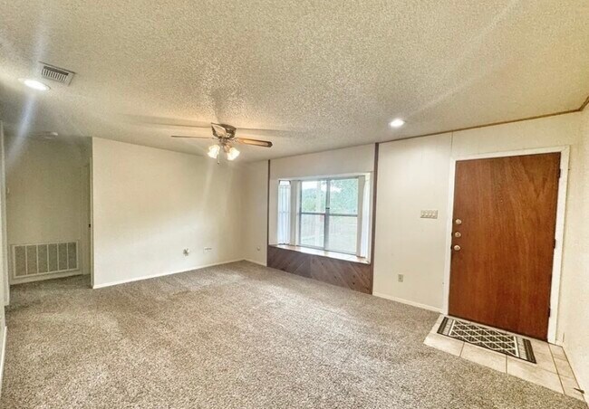 Building Photo - 1291 Edgewater Falls