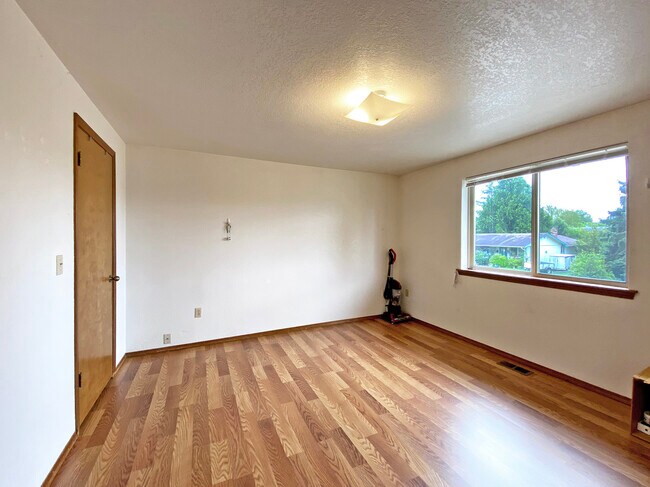 Building Photo - 835 S 76th St