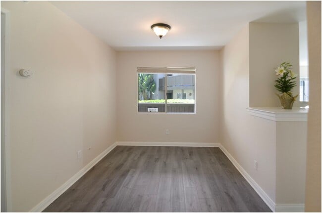 Building Photo - 1 Bedroom Condo - Ritz Pointe!