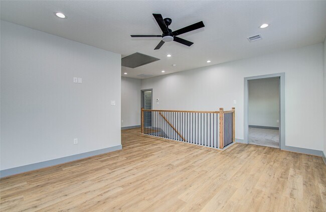 Building Photo - 835 S Victory Dr