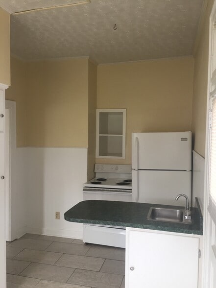 Building Photo - 704 10th Ave