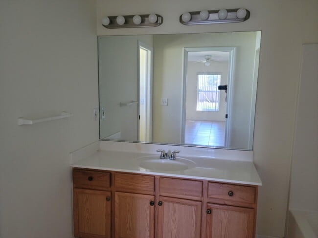 Building Photo - 790 SW Hibiscus St