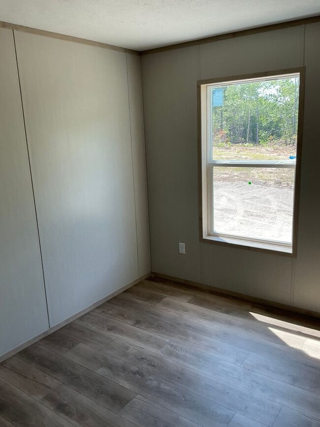 Building Photo - Quiet country living