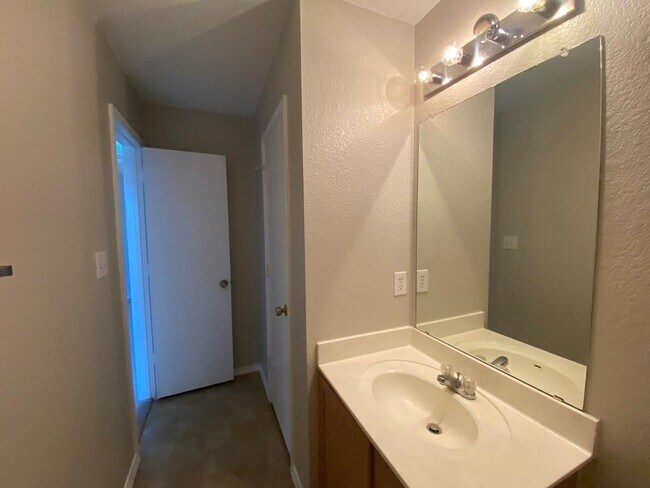 Building Photo - 330 Mistletoe Ln