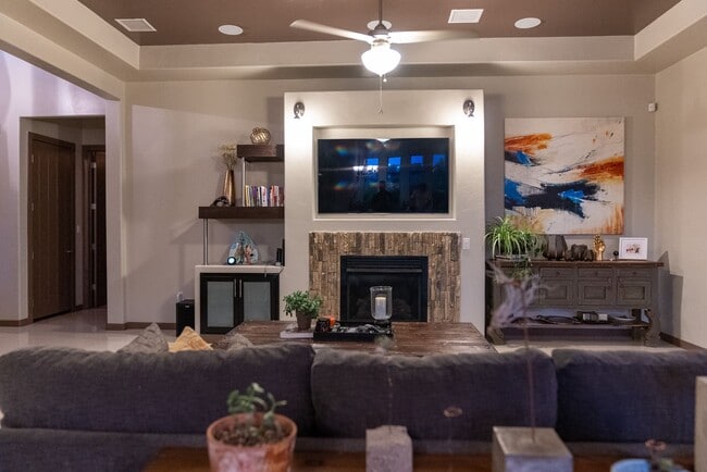 Building Photo - Stunning 4 bedroom, 2,5 bath home in West ...