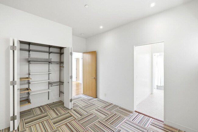 Building Photo - 1076 S Van Ness Ave