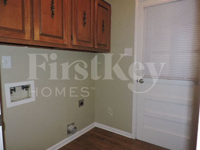 Building Photo - 8601 Thorncliff Fairway