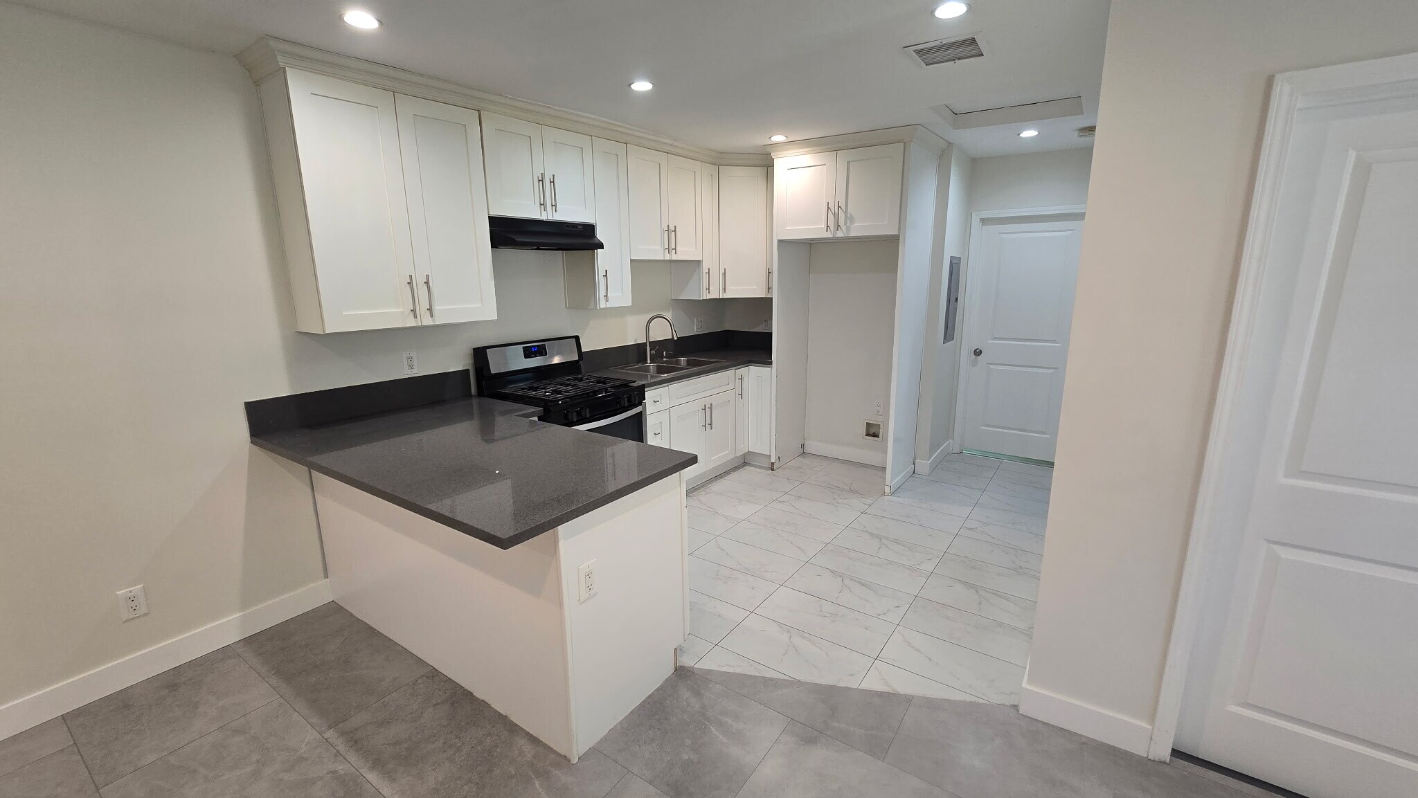 Building Photo - 6724 Simpson Ave