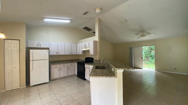 Building Photo - 523 Silver Way Dr