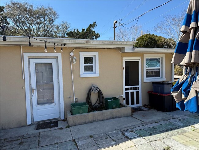 Building Photo - 3601 Saxon Dr