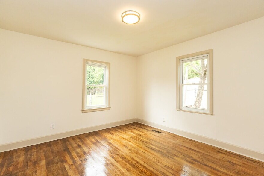 Building Photo - 825 Henderson Ave