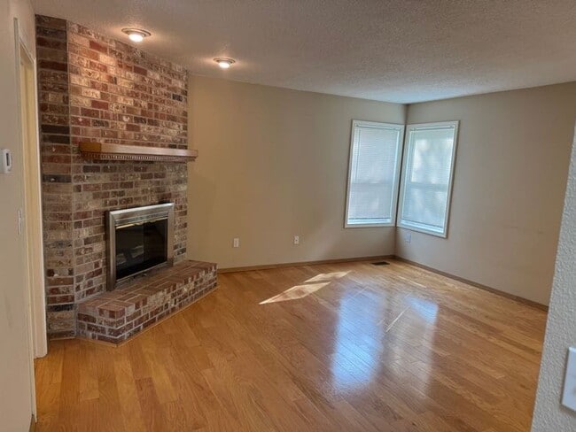 Building Photo - GREAT HOME IN CASCADE PARK. 3 bedrooms, 2 ...